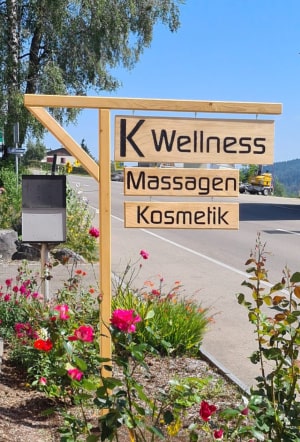 Beitragsbild der Tafel mit der Beschriftung K-Wellness Massagen, Kosmetik, beim Stundio in Engelburg
